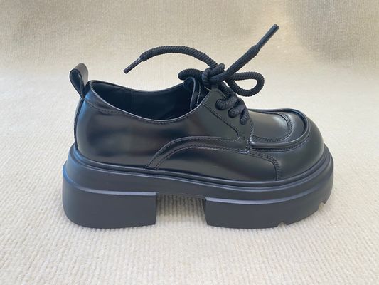 Tutto nero, pizzo, scarpe da mulo, loafers.