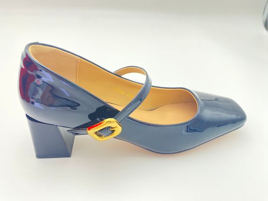 Donne con tacchi alti neri con tacchi larghi e chiusura della fibbia mentale